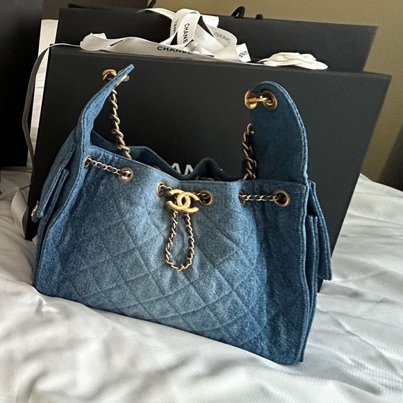 CHANEL 25 Small Handbag (26P) Washed Denim and Gold Tone Metal - Picture 4 of 17
